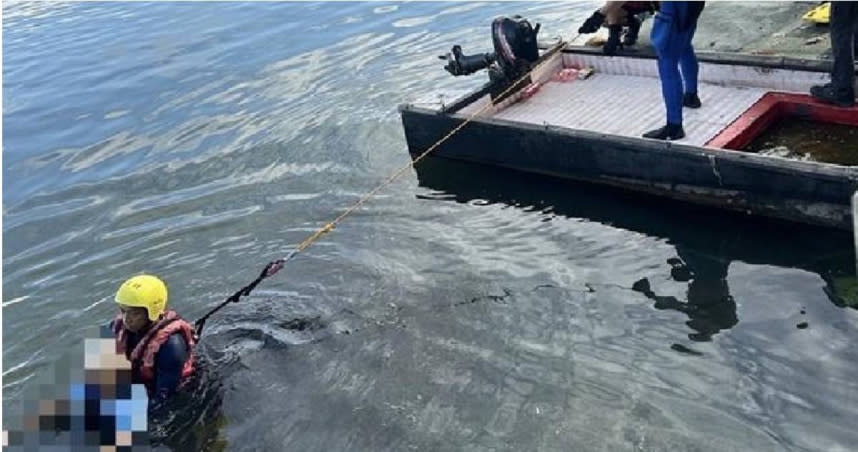 金門縣莒光湖發生溺水事件，洪男臉部朝下趴臥湖面，警消救起時已無呼吸心跳，明顯身亡。（圖／翻攝畫面）