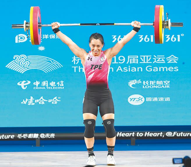 郭婞淳在女子舉重59公斤級項目中，以抓挺舉總合227公斤，獲得銅牌。（毛琬婷攝）