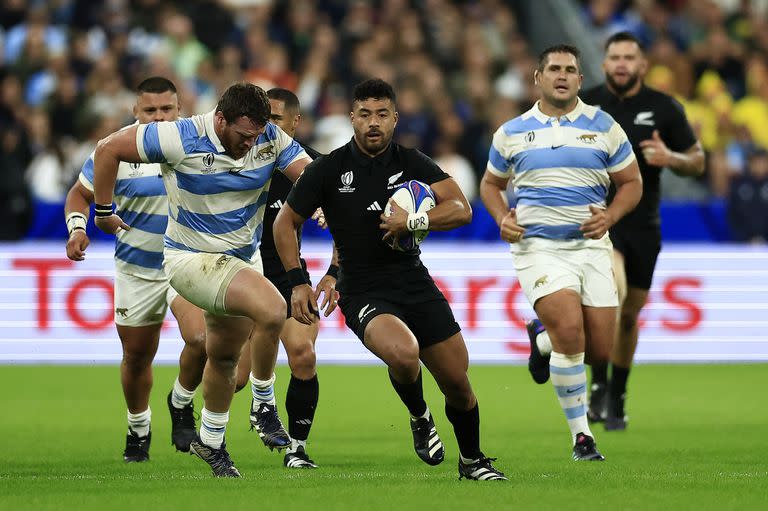 Richie Mo'unga, en acción contra los Pumas en el Mundial de Francia; el back se muda al rugby de Japón, que está atrayendo figuras extranjeras.