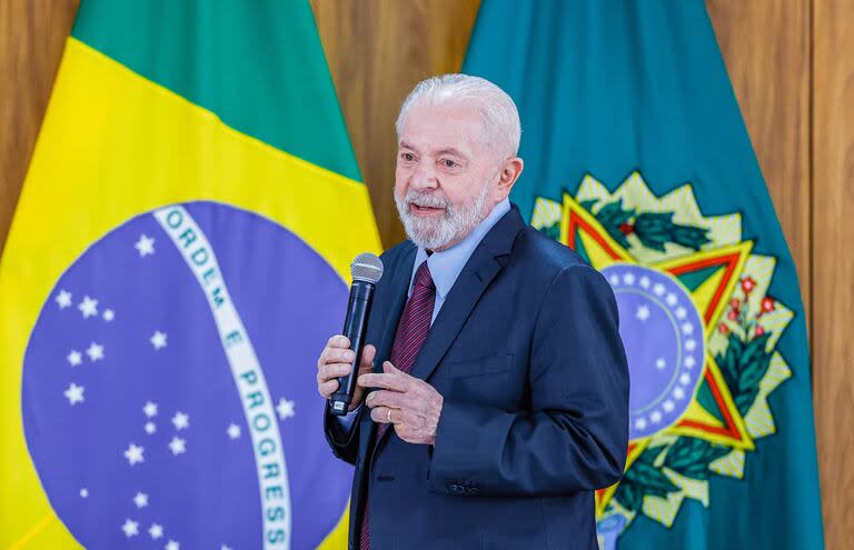 El presidente brasileño, Luiz Inacio Lula da Silva, hablando con periodistas durante un desayuno en el Palacio del Planalto en Brasilia, el 23 de abril de 2024.