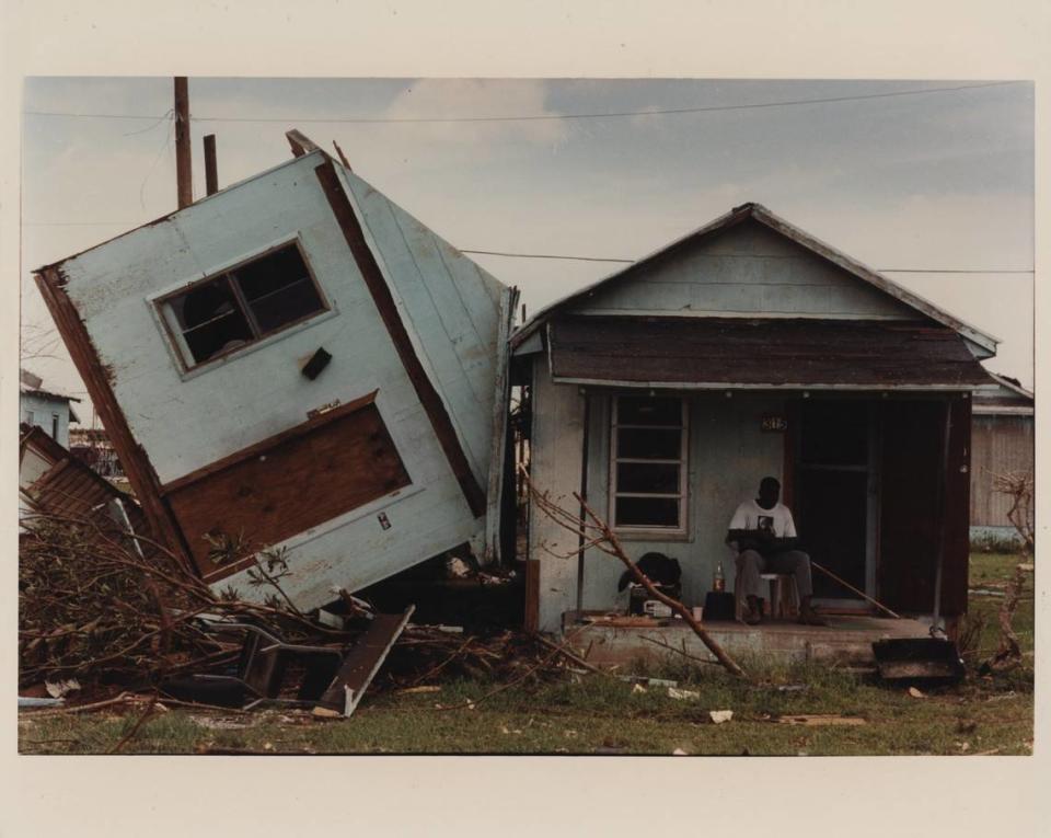 Mark Futch se sienta a escuchar su radio en Southwest 6th Avenue en Homestead. La ciudad de 25,000 habitantes vio cómo se destruía el 80% de sus casas. Lo que antes era una tranquila comunidad orientada a la agricultura en los límites de una megalópolis urbana se había convertido en un escenario de ruina implacable.