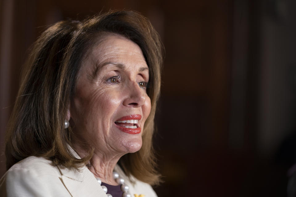 La presidenta de la Cámara de Representantes, la demócrata Nancy Pelosi, hace declaraciones en su oficina durante una entrevista con The Associated Press en el Capitolio, en Washington, el miércoles 10 de abril de 2019. (AP Foto/J. Scott Applewhite)