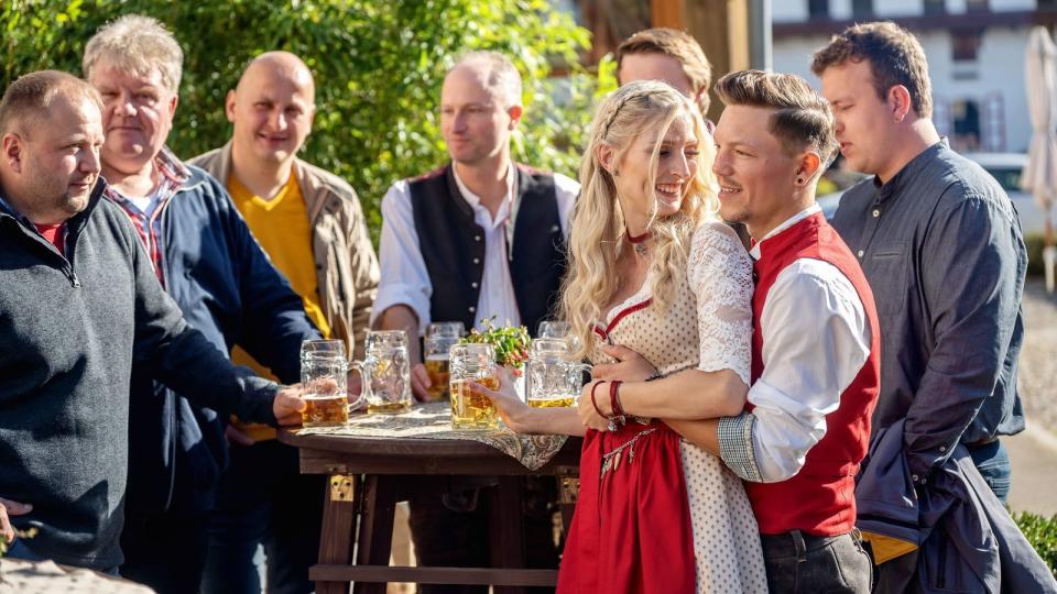 Sie strahlten noch etwas mehr als der Sonnenschein: Kerstin und Peter (vorne) sind das Traumpaar der zu Ende gegangenen "Bauer sucht Frau"-Staffel. (Bild: RTL / friese.tv / Andreas Friese)