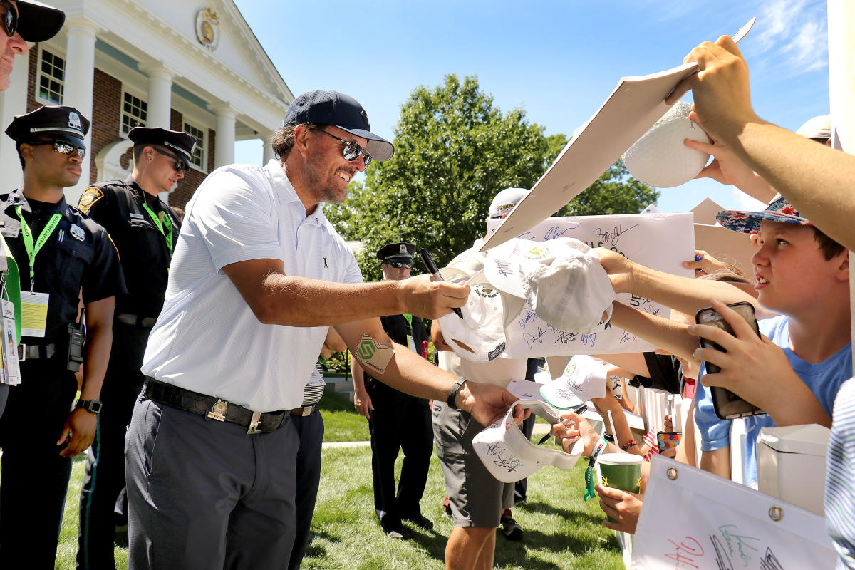 Phil Mickelson gets warm welcome from gallery