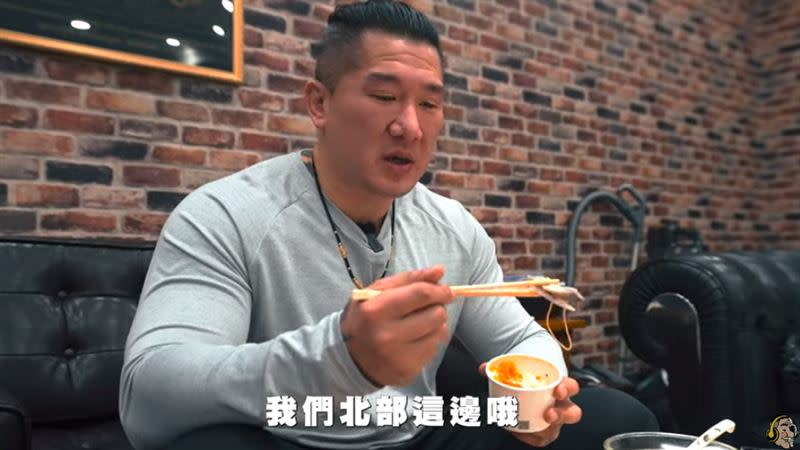 館長開箱海鮮丼飯，遭疑吃到橡皮筋。（圖／翻攝自館長惡名昭彰YouTube）