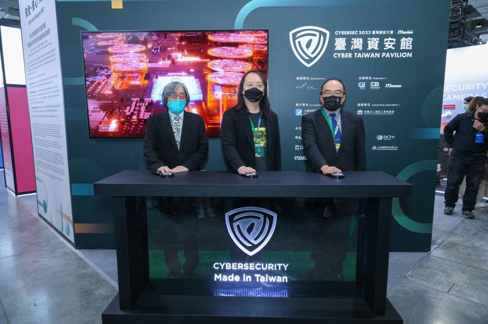 數位部長唐鳳（中）、產業署長呂正華（右）及iThome董事長詹宏志（左）蒞臨「台灣資安館」啟動儀式。圖／數位部提供