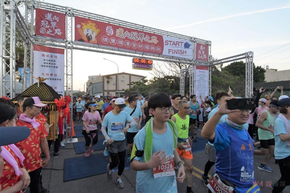 ▲埔鹽鄉順澤宮「邁向冠軍之路」祈福路跑開跑，由彰化縣長王惠美、埔鹽鄉長許文萍和順澤宮主委魏信顧等人共同鳴槍起跑，神轎也伴隨著選手們一同前行。（記者陳雅芳攝）