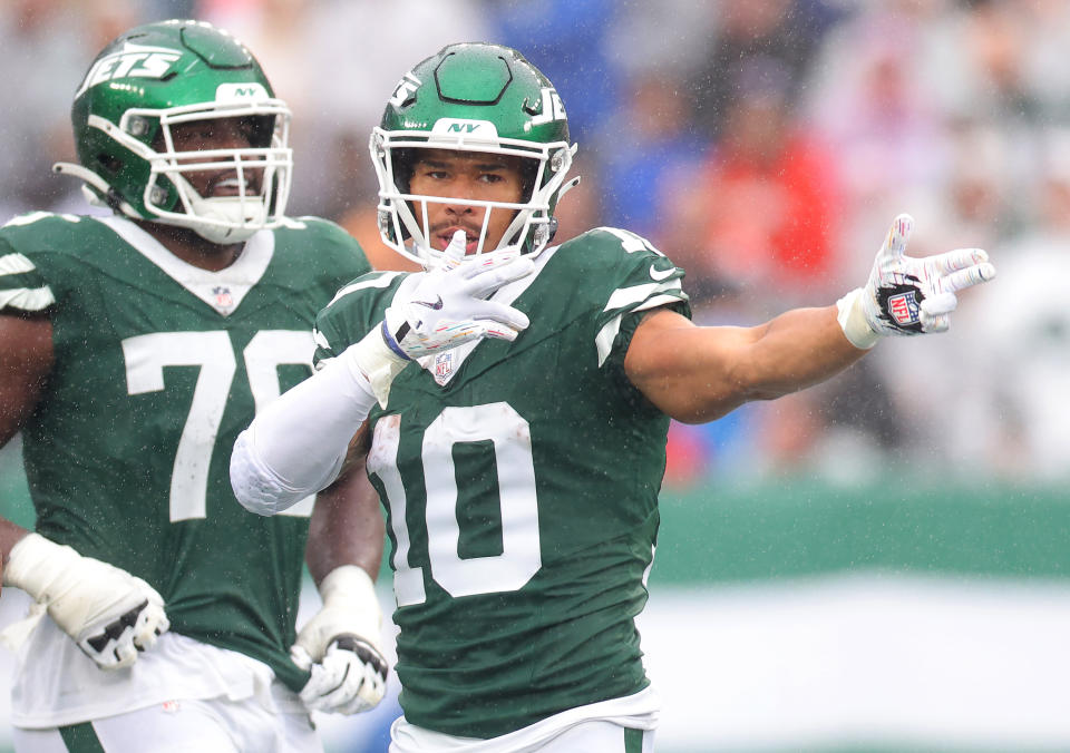 Jets WR Allen Lazard penalized for gun celebration after catch in loss to Broncos