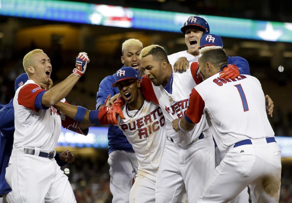 Los peloteros de Puerto Rico celebran luego de imponerse a Holanda en la semifinal del Clásico Mundial de Béisbol, disputada el lunes 20 de marzo de 2017 en Los Ángeles (AP Foto/Chris Carlson)