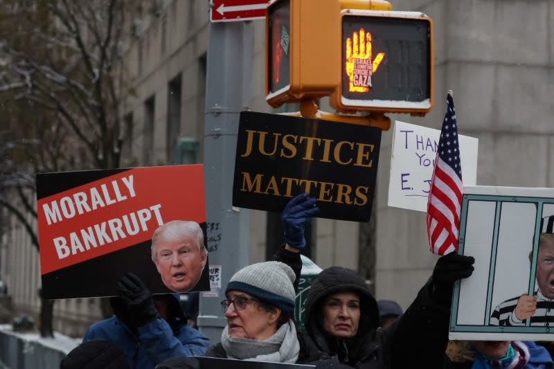 Personas se manifiestan frente a llegada del expresidente Trump al Tribunal Federal de Manhattan