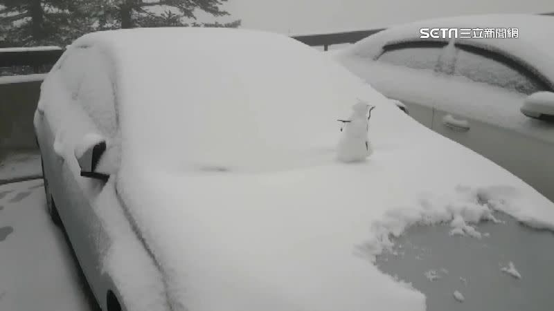 近幾日山區溫度低，轎車上堆滿厚厚一層白雪。