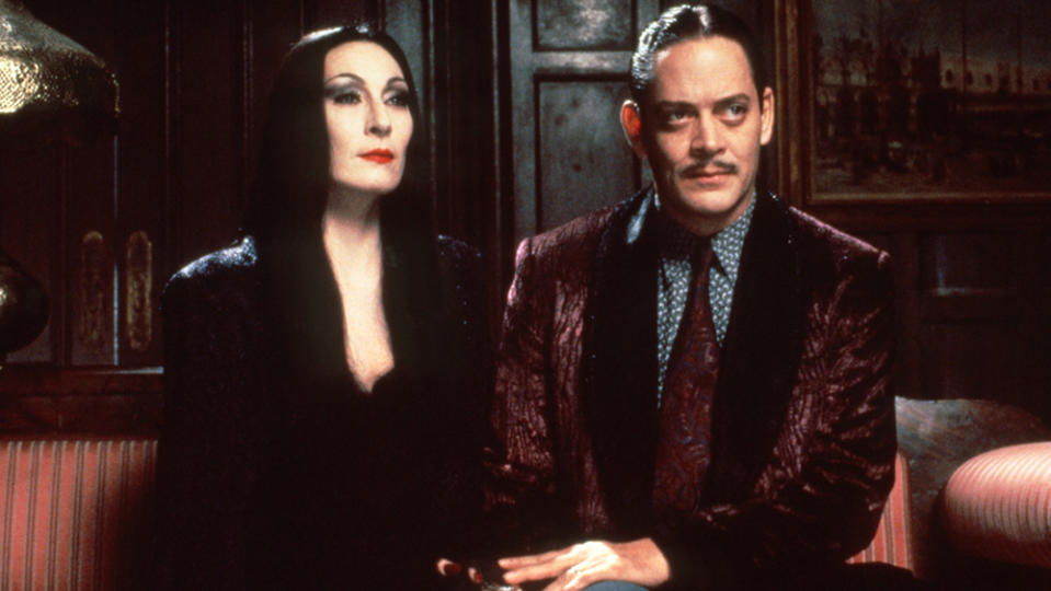 THE ADDAMS FAMILY, from left: Anjelica Huston, Raul Julia, 1991. ph: Melinda Sue Gordon / © Paramount Pictures / Courtesy Everett Collection