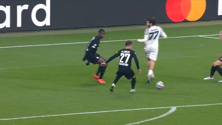 El brillante taco de Khvicha Kvaratskhelia para asistir a Giovanni Di Lorenzo, que marcará el 2-0 de Napoli sobre Eintracht Frankfurt en la Champions League.