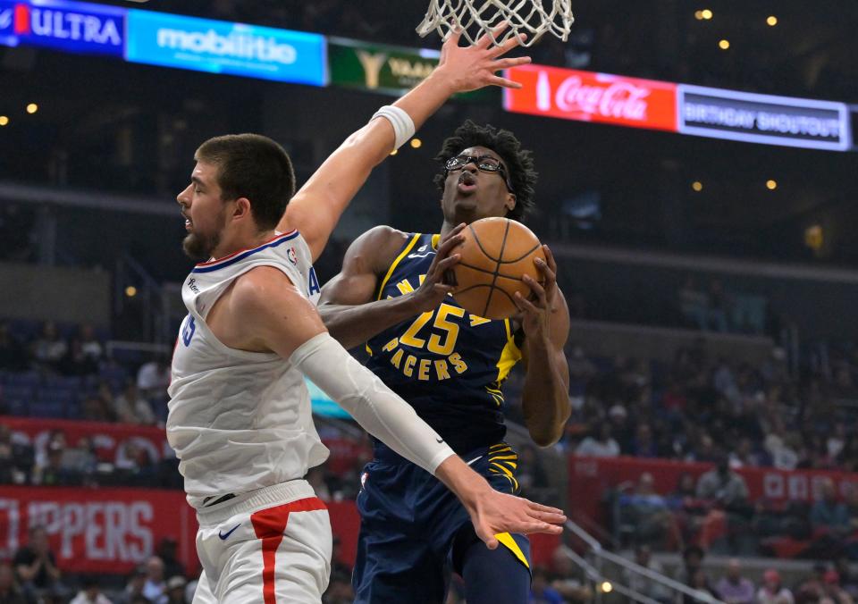 Nov 27, 2022; Los Angeles, California, USA;  Indiana Pacers forward Jalen Smith (25) is defended by Los Angeles Clippers center Ivica Zubac (40) as he drives to the basket in the first half at Crypto.com Arena. Mandatory Credit: Jayne Kamin-Oncea-USA TODAY Sports