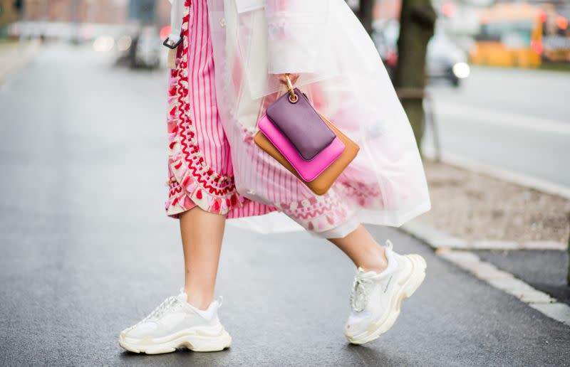 Faites-vous l’erreur de laver vos baskets blanches à la machine à haute température afin qu’elles retrouvent leur beauté d’origine ? [Photo: Getty]