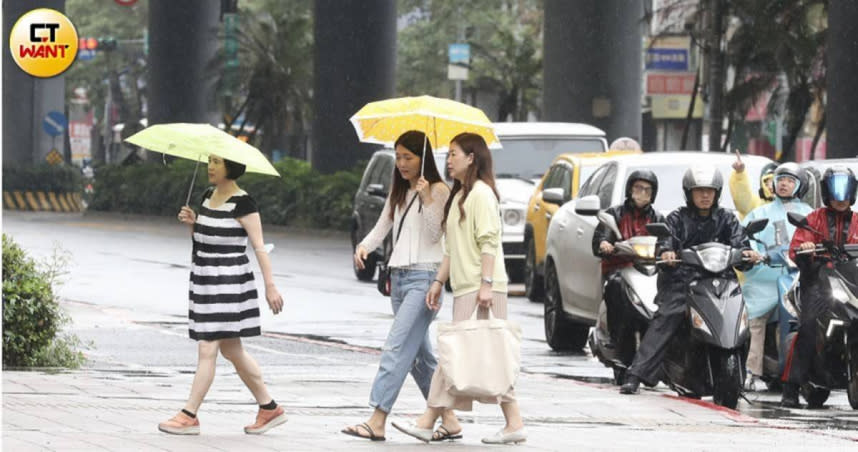 今、明（12日、13日）兩天西南風影響，台灣南部地區有短暫陣雨或雷雨。（示意圖／劉耿豪攝）