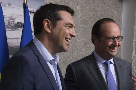 French President Francois Hollande (R) and Greek Prime Minister Alexis Tsipras meet on the occasion of the inauguration of a new Suez Canal waterway, in Ismailia, Egypt, August 6, 2015. REUTERS/Philippe Wojazer