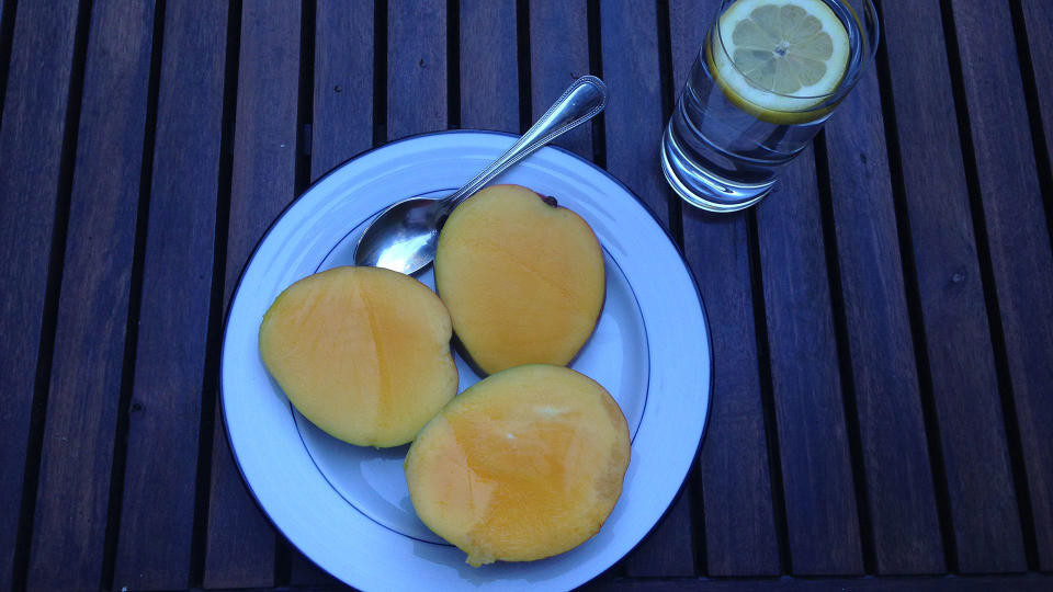 alkaline diet foods: mango and water with lemon (Meena Hart Duerson)