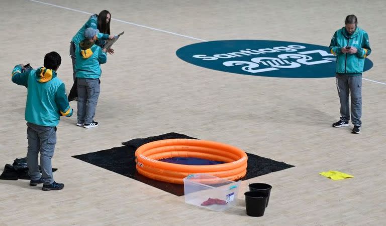 Una pileta improvisada para contener las goteras en el handball