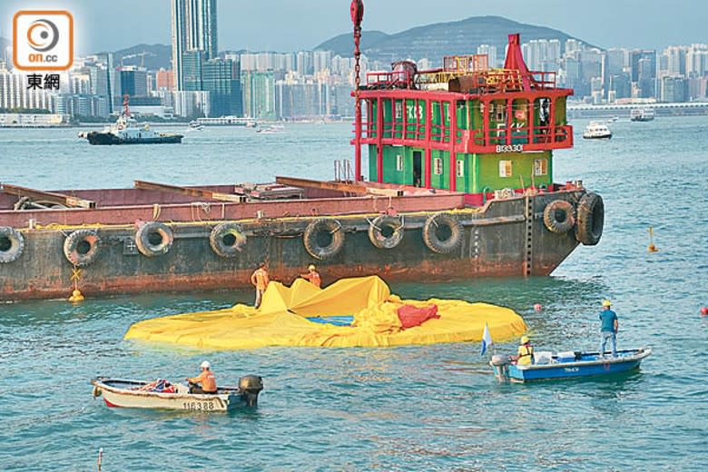 一隻大黃鴨疑因天氣太熱「放氣」。