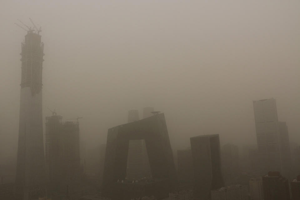 <p>Buildings are seen during a dust storm in Beijing, May 4, 2017. (Photo: Stringer/Reuters) </p>