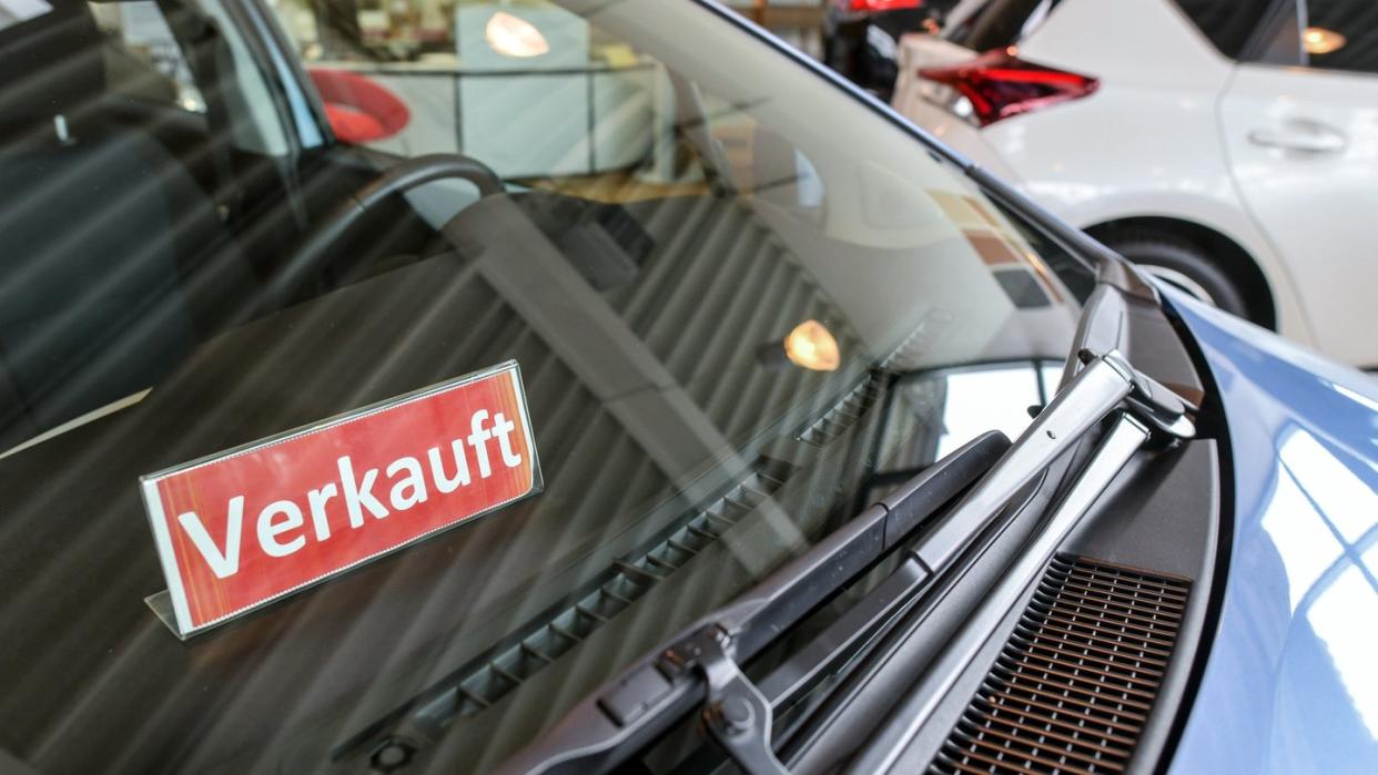 Ein Schild mit der Aufschrift «Verkauft» steht in einem Fahrzeug bei einem Autohändler.