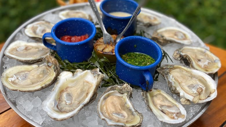 Iced raw oysters with sauces