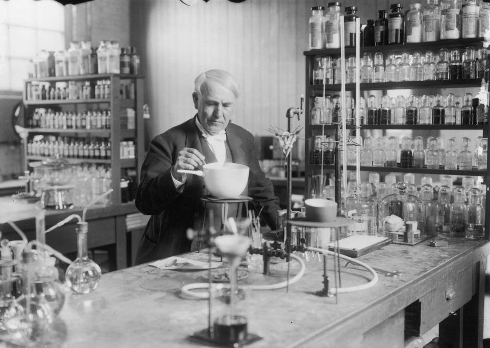 Thomas Edison realiza un experimento en su laboratorio, en una foto tomada hacia 1910. (FPG/Archive Photos/Getty Images)