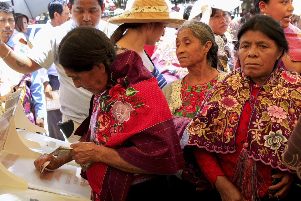 Una mujer indígena vota en las elecciones generales en Zinacantán, México, el domingo 2 de junio de 2024. (AP Foto/Luís Etzin)