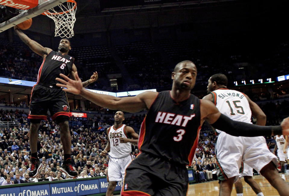 LeBron James與Dwyane Wade漂亮配合。（Wisconsin December 6, 2010. REUTERS/Darren Hauck (UNITED STATES - Tags: SPORT BASKETBALL IMAGES OF THE DAY)）