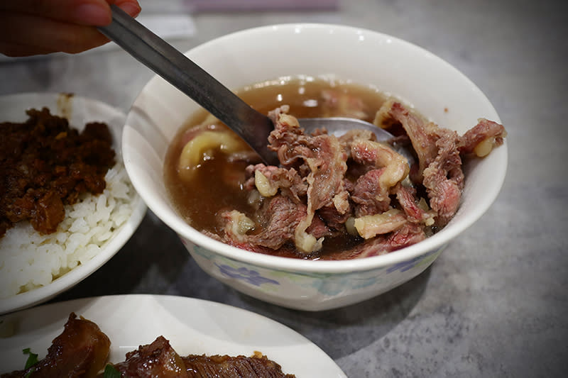 來台南一定要來碗牛肉湯，哪家好吃依個人，但那肥美鮮嫩的現宰台灣牛任誰也無法抗拒得了！