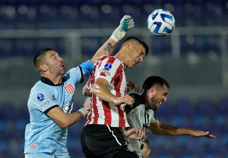 En uno de los últimos partidos de la carrera del arquero Mariano Andújar, Estudiantes actuará en Santiago del Estero contra Central Córdoba, sorprendente escolta en la zona B de la Copa de la Liga.