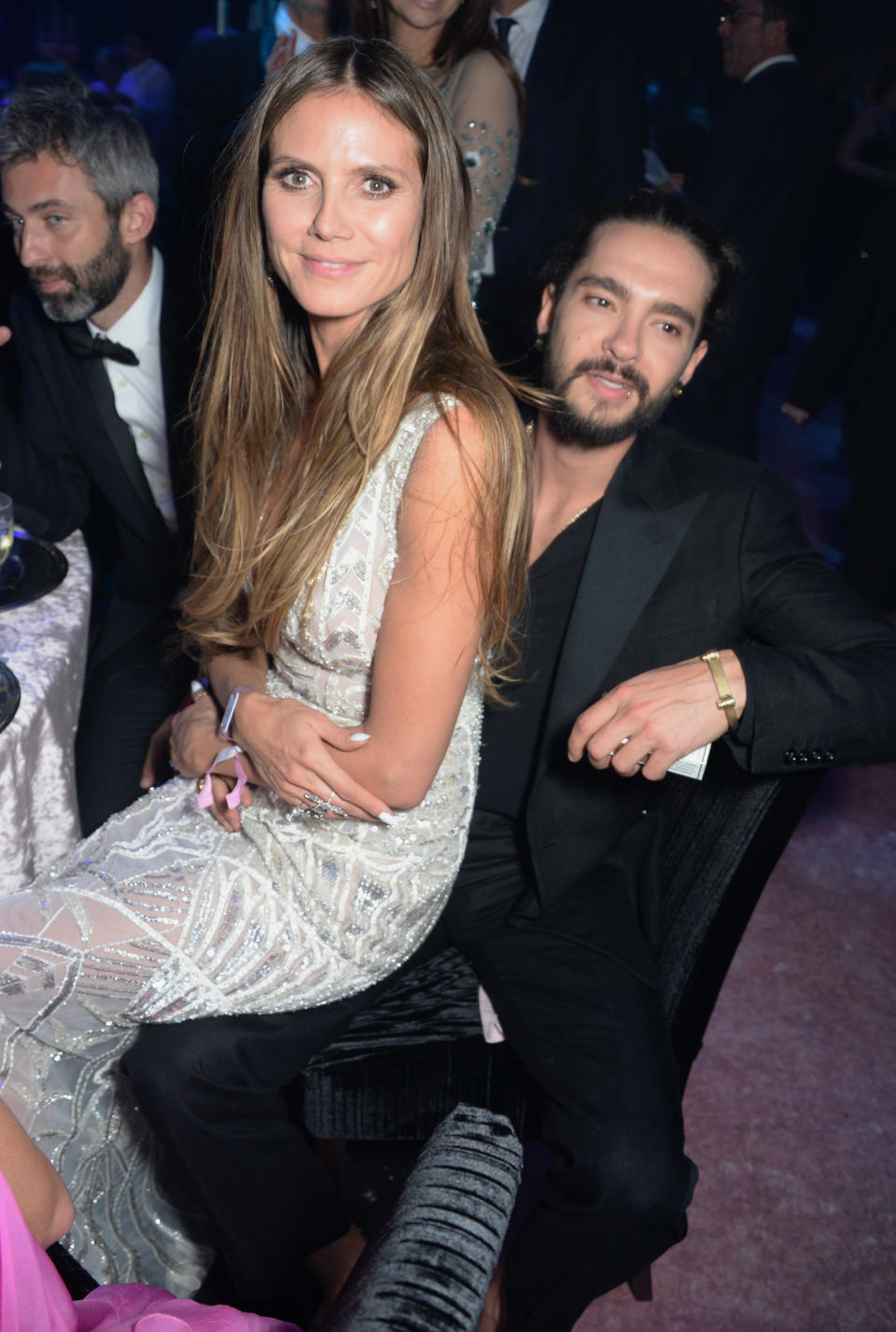 Scheinen körperliche Nähe zu suchen: Während der Gala saß Heidi Klum auf dem Schoß von Tom Kaulitz. (Bild: Getty Images)