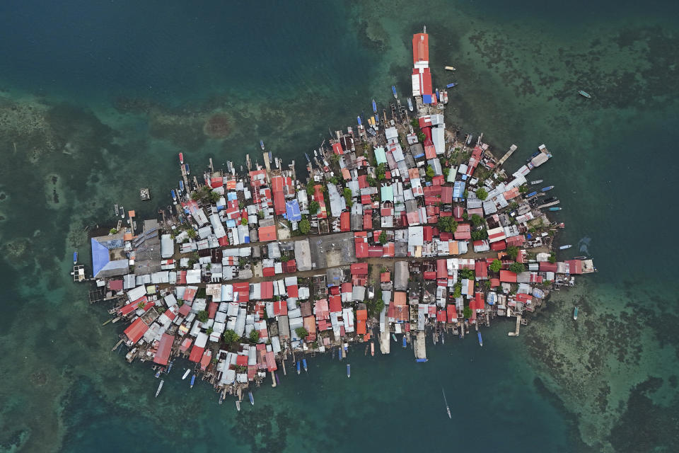 Los edificios cubren la isla de Gardi Sugdub, en el archipiélago de San Blas, en la costa caribeña de Panamá, el 25 de mayo de 2024. Debido al aumento del nivel del mar, alrededor de 300 familias indígenas Guna serán reubicadas en el territorio continental en viviendas construidas por el gobierno. (AP Foto/Matías Delacroix)