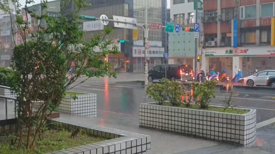 今天受鋒面影響，且西南風明顯偏強，天氣相當不穩定，降雨範圍廣。（資料畫面）