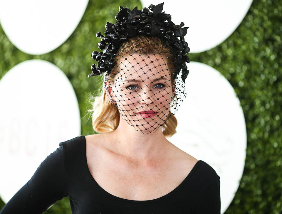 <p>Elizabeth Banks' headpiece by Arturo Rios strikes that ever-difficult balance between timeless Audrey Hepburn style and an Italian widow in full mourning garb.</p>