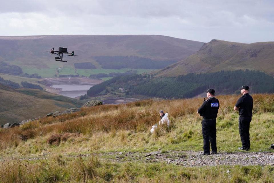 Die Polizei startet eine Drohne, um die Suche im Saddleworth Moor zu unterstützen.