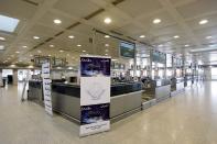 <p>Die unrühmliche Goldmedaille verleiht ‘AirHelp’ dem Kuwait Airport. Immerhin erhielt der Flughafen in Kuwait 7,0 Punkte für die Servicequalität, aber nur 4,1, Punkte für Pünktlichkeit und 3,9 Punkte für die Passagierstimmung. Das ergibt einen Score von 5,40 Punkten und damit den ersten Platz: Der Kuwait Airport ist der schlechteste Flughafen weltweit im Jahr 2018. </p>