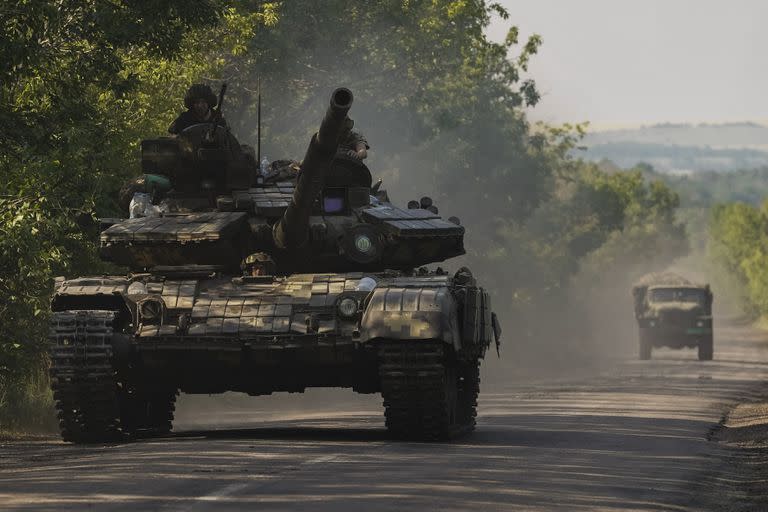 Tanques ucranianos en la región de Donetsk. (AP Photo/Bernat Armangue)