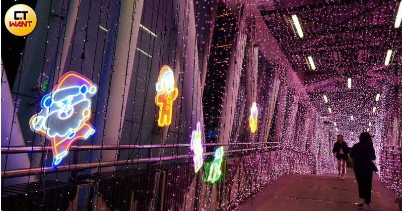 位於麗寶天橋－縣民大道上的「瑰麗光廊」，以玫瑰金粉燈串結合有霓虹效果的桑塔熊與他的好友們。