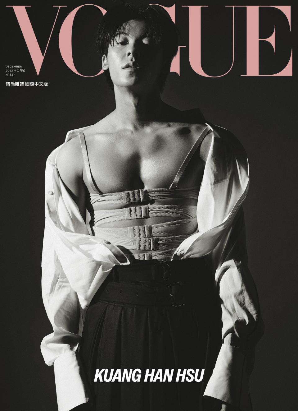 許光漢登上《VOGUE》國際中文版12月號封面，展現出狂野又跳脫框架的一面。（《VOGUE》提供）