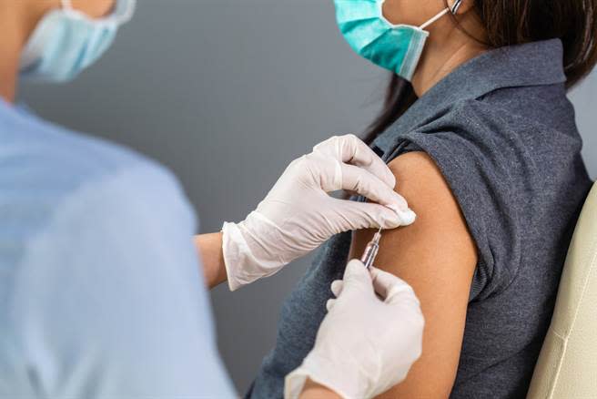兩個mRNA疫苗的臨床試驗研究成果顯示，施打疫苗可讓COVID-19 感染率減少了95%。此為示意圖。(達志影像/shutterstock)