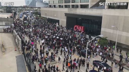 美國暴動CNN總部被包圍。（圖／AP影音授權）