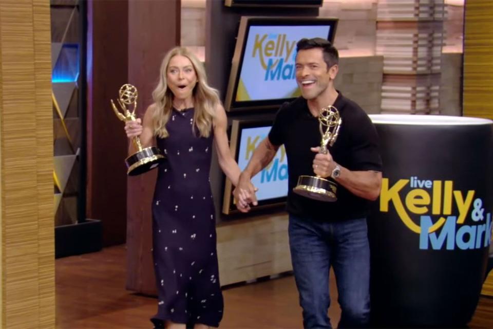 (L-R) Kelly Ripa and Mark Consuelos on 