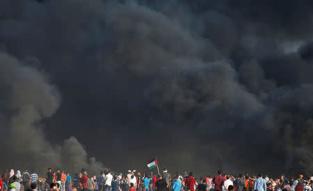 Palestinian demonstrators take part in a protest demanding the right to return to their homeland, at the Israel-Gaza border, east of Gaza City August 3, 2018. REUTERS/Mohammed Salem