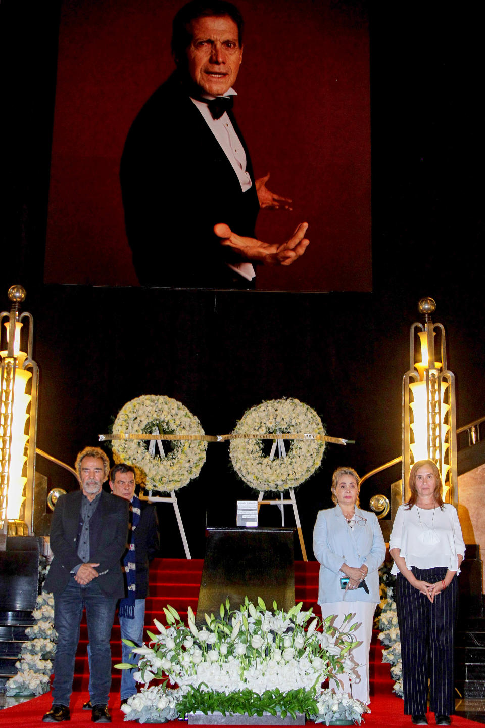 Damián Alcázar y Elizabeth Aguilar en el homenaje póstumo al actor Héctor Bonilla, quien murió el 25 de noviembre de 2022 (Foto: Medios y Media/Getty Images).