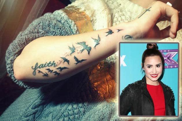 Fliegt, Vögelchen, fliegt! Ein Schwarm aus Schwalben ziert seit dem Winter 2012 den rechten Unterarm von Ex-Disney-Darling Demi Lovato. Zwischen den Flattertieren prangt das Wörtchen „Faith“, was sowohl für „Glaube“ als auch für „Vertrauen“ oder „Treue“ stehen kann. (Bilder: Twitter, Getty Images)