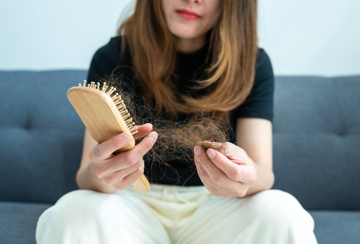 Es wird Frühling und ihr verliert plötzlich immer mehr Haare? Woran das liegen könnte (Bild: Getty).