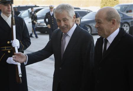 U.S. Secretary of Defense Chuck Hagel (L) welcomes French Minister of Defense Jean-Yves Le Drian before their meeting at the Pentagon in Washington, January 24, 2014. REUTERS/Yuri Gripas