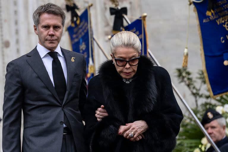 Marina Doria de Saboya, viuda de Víctor Manuel de Saboya, y Manuel Filiberto de Saboya salen de la Catedral de Turín tras la ceremonia fúnebre del último heredero al trono de Italia, el 10 de febrero